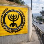 עונת 25-26 מדבקת קריסטל גדולה LA FAMILIA צהובה גודל 40*50