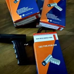 שוקר בצורת נשק הכולל פנס